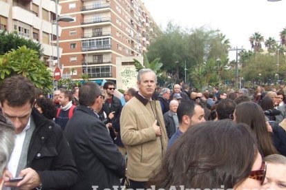 Unas 400 personas se concentran en Los Lápices de la Rambla en apoyo a las víctimas de Charlie Hebdo.