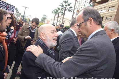 Unas 400 personas se concentran en Los Lápices de la Rambla en apoyo a las víctimas de Charlie Hebdo.
