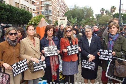Unas 400 personas se concentran en Los Lápices de la Rambla en apoyo a las víctimas de Charlie Hebdo.