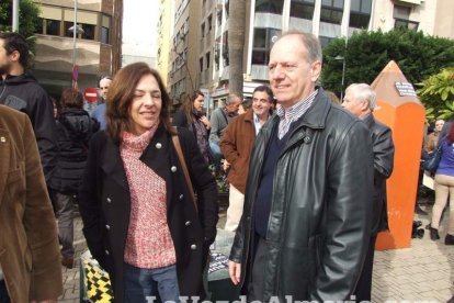 Unas 400 personas se concentran en Los Lápices de la Rambla en apoyo a las víctimas de Charlie Hebdo.