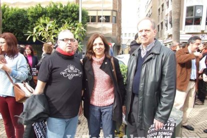 Unas 400 personas se concentran en Los Lápices de la Rambla en apoyo a las víctimas de Charlie Hebdo.