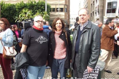 Unas 400 personas se concentran en Los Lápices de la Rambla en apoyo a las víctimas de Charlie Hebdo.