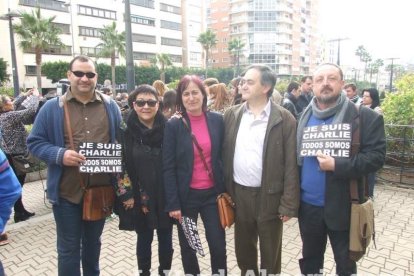 Unas 400 personas se concentran en Los Lápices de la Rambla en apoyo a las víctimas de Charlie Hebdo.