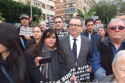 Unas 400 personas se concentran en Los Lápices de la Rambla en apoyo a las víctimas de Charlie Hebdo.
