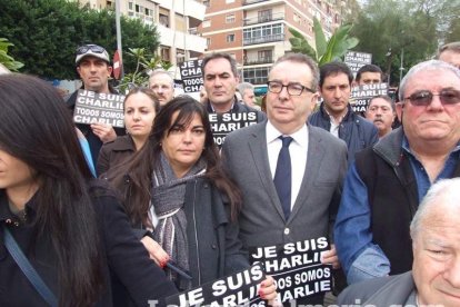 Unas 400 personas se concentran en Los Lápices de la Rambla en apoyo a las víctimas de Charlie Hebdo.