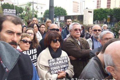 Unas 400 personas se concentran en Los Lápices de la Rambla en apoyo a las víctimas de Charlie Hebdo.