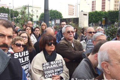 Unas 400 personas se concentran en Los Lápices de la Rambla en apoyo a las víctimas de Charlie Hebdo.