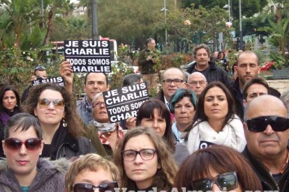 Unas 400 personas se concentran en Los Lápices de la Rambla en apoyo a las víctimas de Charlie Hebdo.