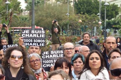 Unas 400 personas se concentran en Los Lápices de la Rambla en apoyo a las víctimas de Charlie Hebdo.