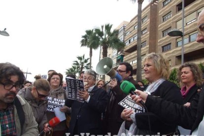 Unas 400 personas se concentran en Los Lápices de la Rambla en apoyo a las víctimas de Charlie Hebdo.