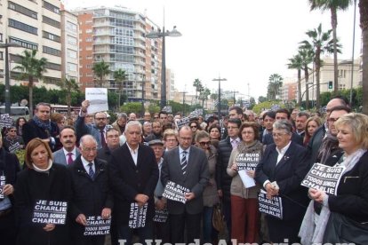 Unas 400 personas se concentran en Los Lápices de la Rambla en apoyo a las víctimas de Charlie Hebdo.