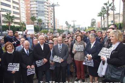 Unas 400 personas se concentran en Los Lápices de la Rambla en apoyo a las víctimas de Charlie Hebdo.