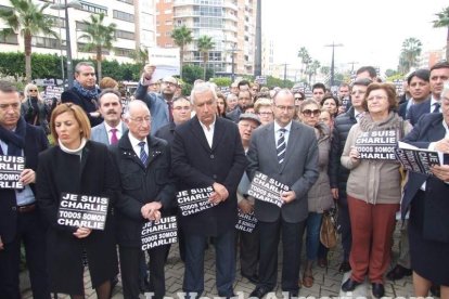 Unas 400 personas se concentran en Los Lápices de la Rambla en apoyo a las víctimas de Charlie Hebdo.