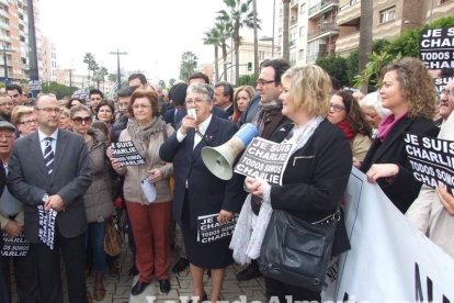 Unas 400 personas se concentran en Los Lápices de la Rambla en apoyo a las víctimas de Charlie Hebdo.