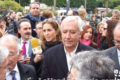 Unas 400 personas se concentran en Los Lápices de la Rambla en apoyo a las víctimas de Charlie Hebdo.