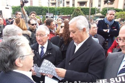 Unas 400 personas se concentran en Los Lápices de la Rambla en apoyo a las víctimas de Charlie Hebdo.