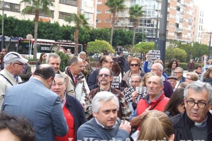 Unas 400 personas se concentran en Los Lápices de la Rambla en apoyo a las víctimas de Charlie Hebdo.