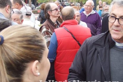 Unas 400 personas se concentran en Los Lápices de la Rambla en apoyo a las víctimas de Charlie Hebdo.