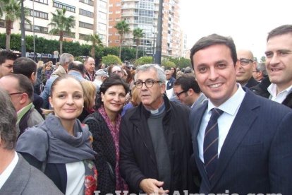 Unas 400 personas se concentran en Los Lápices de la Rambla en apoyo a las víctimas de Charlie Hebdo.