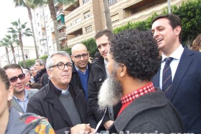 Unas 400 personas se concentran en Los Lápices de la Rambla en apoyo a las víctimas de Charlie Hebdo.