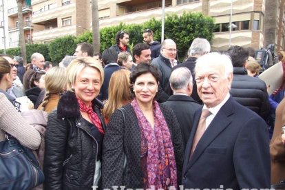 Unas 400 personas se concentran en Los Lápices de la Rambla en apoyo a las víctimas de Charlie Hebdo.
