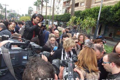 Unas 400 personas se concentran en Los Lápices de la Rambla en apoyo a las víctimas de Charlie Hebdo.
