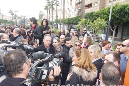 Unas 400 personas se concentran en Los Lápices de la Rambla en apoyo a las víctimas de Charlie Hebdo.