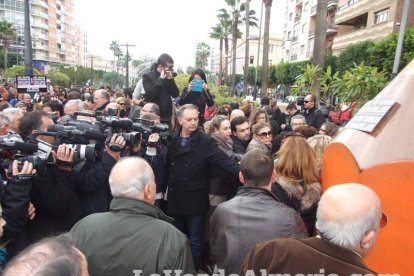 Unas 400 personas se concentran en Los Lápices de la Rambla en apoyo a las víctimas de Charlie Hebdo.