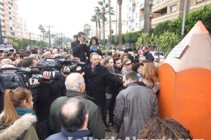 Unas 400 personas se concentran en Los Lápices de la Rambla en apoyo a las víctimas de Charlie Hebdo.