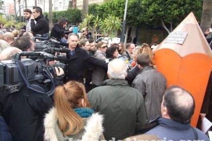 Unas 400 personas se concentran en Los Lápices de la Rambla en apoyo a las víctimas de Charlie Hebdo.