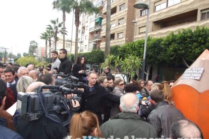 Unas 400 personas se concentran en Los Lápices de la Rambla en apoyo a las víctimas de Charlie Hebdo.