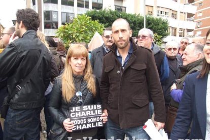 Unas 400 personas se concentran en Los Lápices de la Rambla en apoyo a las víctimas de Charlie Hebdo.