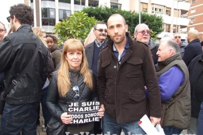 Unas 400 personas se concentran en Los Lápices de la Rambla en apoyo a las víctimas de Charlie Hebdo.
