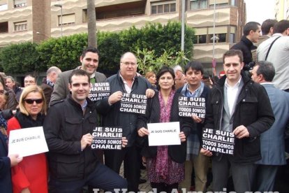 Unas 400 personas se concentran en Los Lápices de la Rambla en apoyo a las víctimas de Charlie Hebdo.