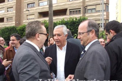 Unas 400 personas se concentran en Los Lápices de la Rambla en apoyo a las víctimas de Charlie Hebdo.