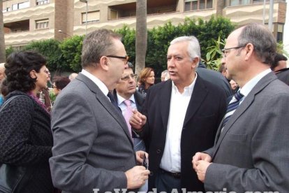 Unas 400 personas se concentran en Los Lápices de la Rambla en apoyo a las víctimas de Charlie Hebdo.