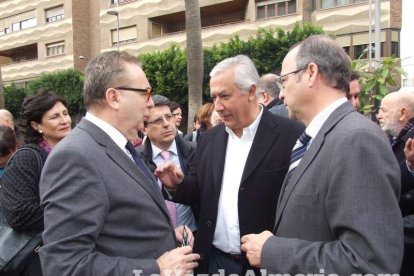 Unas 400 personas se concentran en Los Lápices de la Rambla en apoyo a las víctimas de Charlie Hebdo.