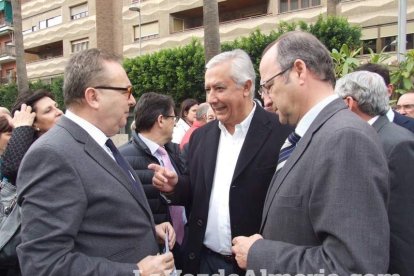 Unas 400 personas se concentran en Los Lápices de la Rambla en apoyo a las víctimas de Charlie Hebdo.
