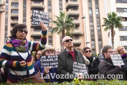 Unas 400 personas se concentran en Los Lápices de la Rambla en apoyo a las víctimas de Charlie Hebdo.