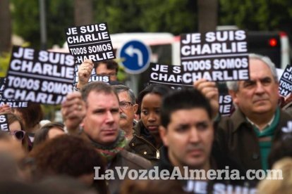 Unas 400 personas se concentran en Los Lápices de la Rambla en apoyo a las víctimas de Charlie Hebdo.