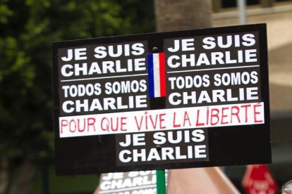 Unas 400 personas se concentran en Los Lápices de la Rambla en apoyo a las víctimas de Charlie Hebdo.
