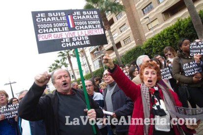 Unas 400 personas se concentran en Los Lápices de la Rambla en apoyo a las víctimas de Charlie Hebdo.