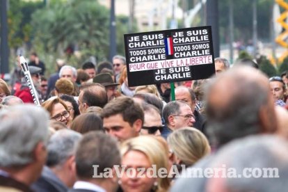 Unas 400 personas se concentran en Los Lápices de la Rambla en apoyo a las víctimas de Charlie Hebdo.