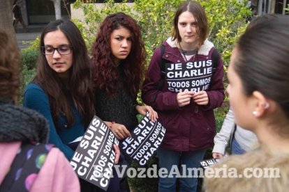 Unas 400 personas se concentran en Los Lápices de la Rambla en apoyo a las víctimas de Charlie Hebdo.