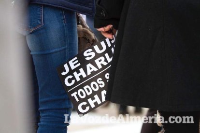 Unas 400 personas se concentran en Los Lápices de la Rambla en apoyo a las víctimas de Charlie Hebdo.