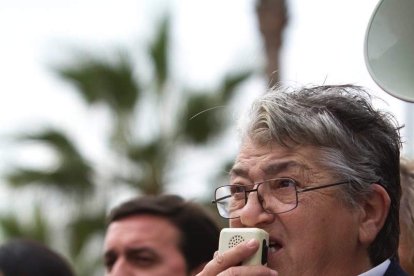 Unas 400 personas se concentran en Los Lápices de la Rambla en apoyo a las víctimas de Charlie Hebdo.