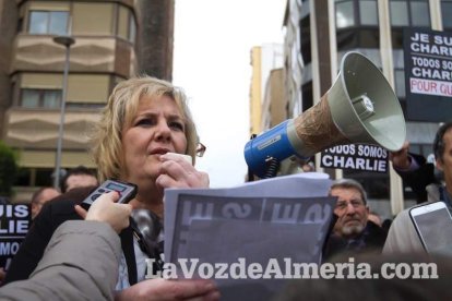 Unas 400 personas se concentran en Los Lápices de la Rambla en apoyo a las víctimas de Charlie Hebdo.