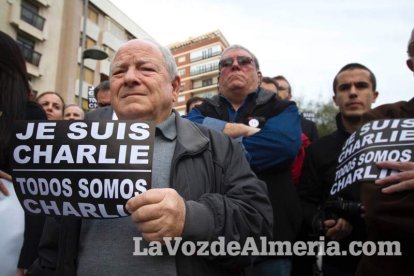 Unas 400 personas se concentran en Los Lápices de la Rambla en apoyo a las víctimas de Charlie Hebdo.