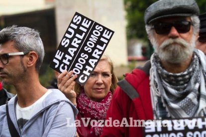 Unas 400 personas se concentran en Los Lápices de la Rambla en apoyo a las víctimas de Charlie Hebdo.