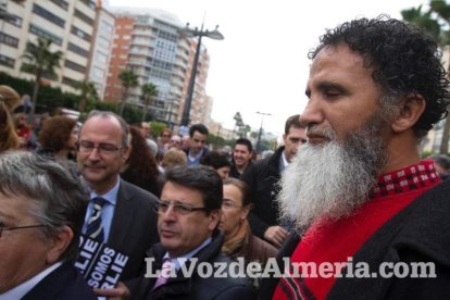 Unas 400 personas se concentran en Los Lápices de la Rambla en apoyo a las víctimas de Charlie Hebdo.